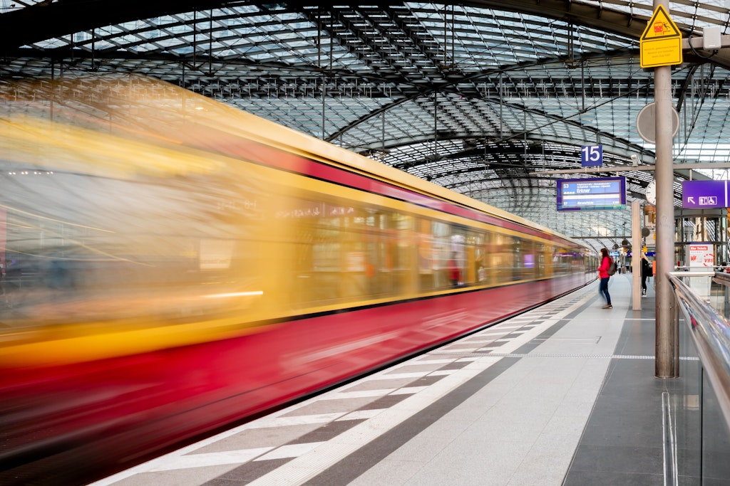 Eine S-Bahn fährt am Morgen am Berliner Hauptbahnhof ein.