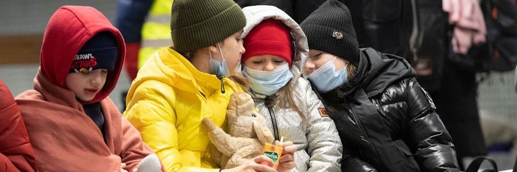 Kinder aus dem ukrainischen Kriegsgebiet im Berliner Hauptbahnhof