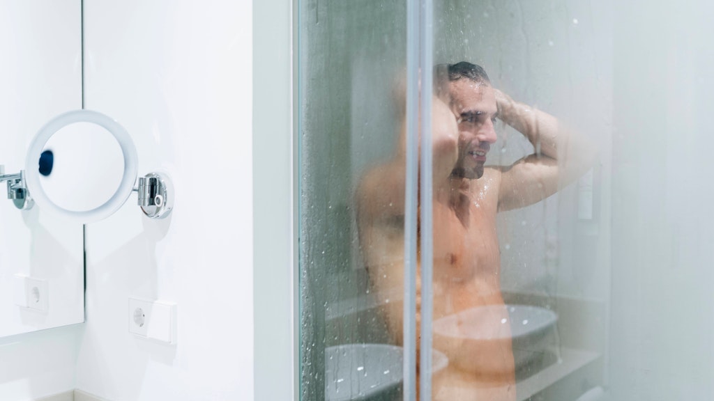 Wer sich die Haare zuerst wäscht, ist angeblich ein hoffnungsloser Romantiker.