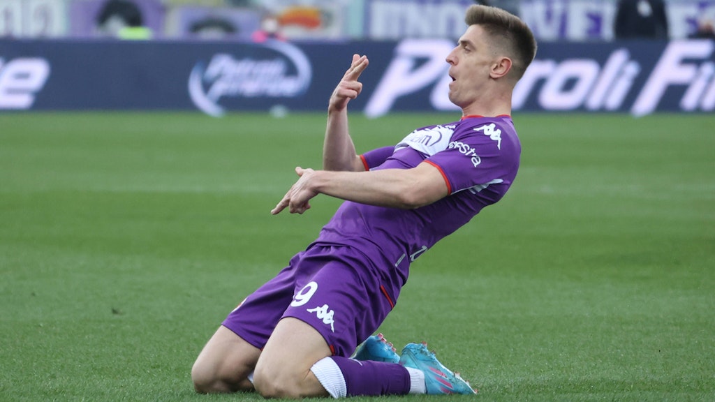 Hertha-Leihgabe Kris Piatek und sein Pistolen-Jubel. In Florenz darf sich der polnische Stürmer endlich wieder über Tore freuen.
