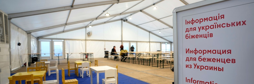 Ein Blick in die neue „Welcome Hall Land Berlin“ für geflüchtete Menschen aus der Ukraine am Berliner Hauptbahnhof. Für die bessere Betreuung der Menschen wurde ein rund um die Uhr geöffnetes und beheiztes Zelt errichtet.