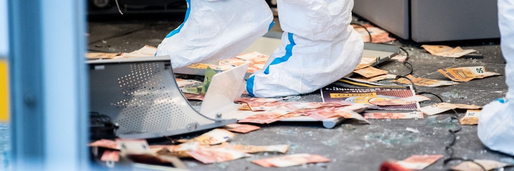 Mitarbeiter der Spurensicherung der Polizei untersuchen eine Bankfiliale, in der ein Geldautomat gesprengt wurde (Symbolfoto).