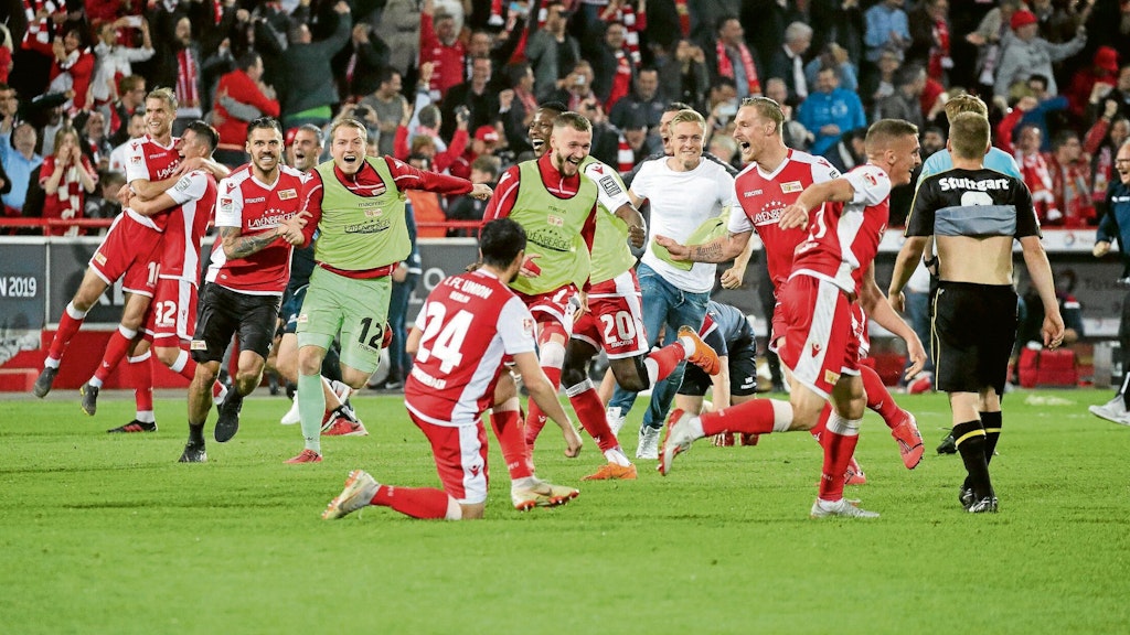 Nach dem Abpfiff gab es kein Halten mehr: Die Profis des 1. FC Union drehten nach dem Relegations-Sieg gegen Stuttgart durch.