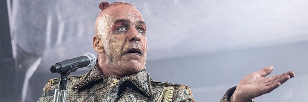 Till Lindemann ist der Frontmann von Rammstein.