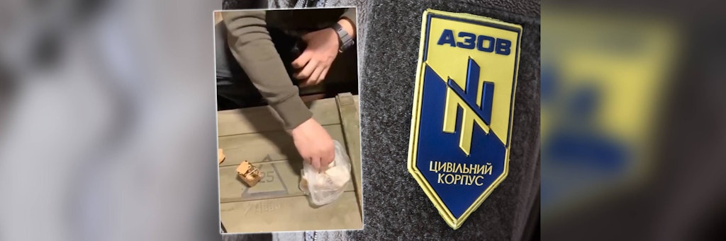 Kämpfer des rechtsextremistischen Regiments Asow tauchen Patronen in Schweinefett für den Kampf gegen putintreue Kämpfer aus Tschetschenien.