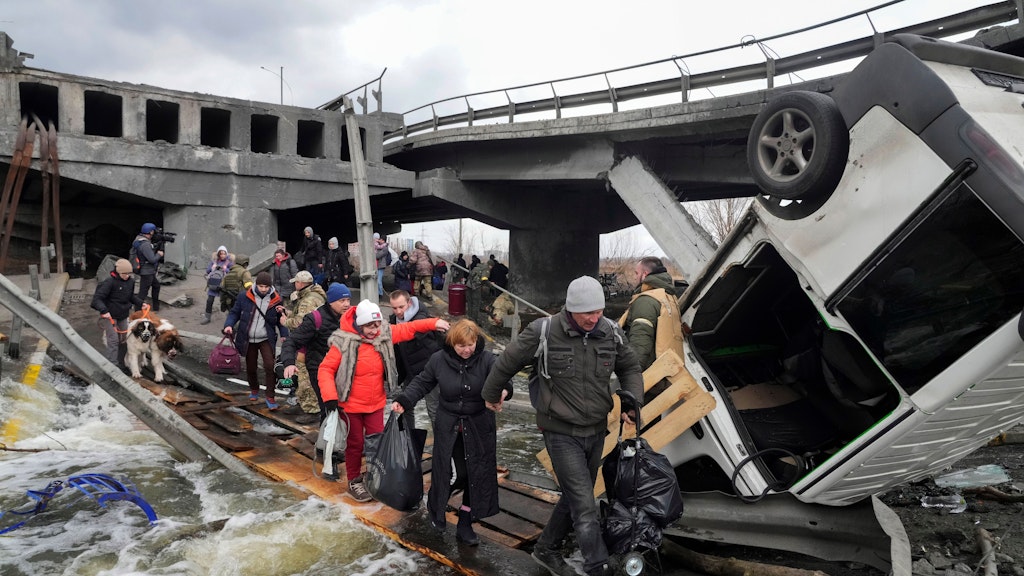 Menschen auf der Flucht aus der Stadt Irpin in der Nähe von Kiew.