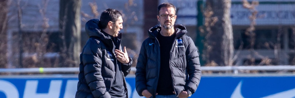 Spürbar aufgekratzt: Hertha-Sportchef Fredi Bobic (r.) nimmt angesichts der Krise Trainer Tayfun Korkut in die Pflicht, erwartet Punkte beim Spiel in Gladbach.