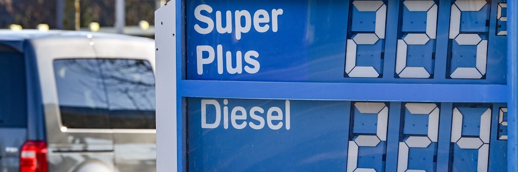 Anzeigentafel an der Tankstelle - man mag nicht mehr hinschauen.
