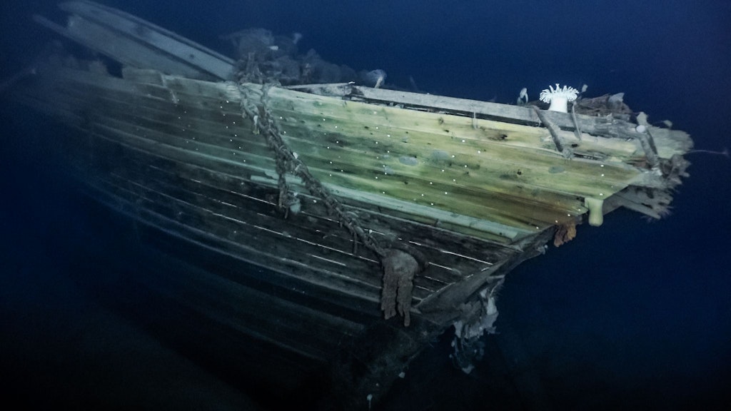 Der Bug der „Endurance“ im antarktischen Wasser.