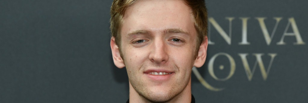 Schauspieler Timur Bartels zeigt Herz