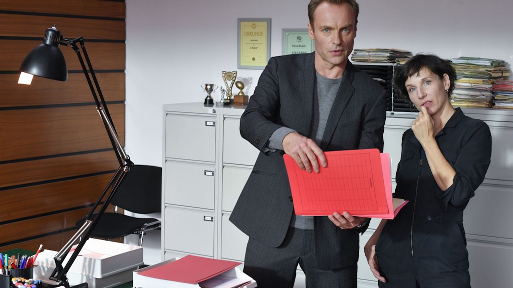Seit 2015 ist eine von Waschkes Hauptrollen die Figur des Robert Karow im Berliner „Tatort“. Vor einer Weile wurde bekannt, dass Kollegin Meret Becker (r.) aussteigt.