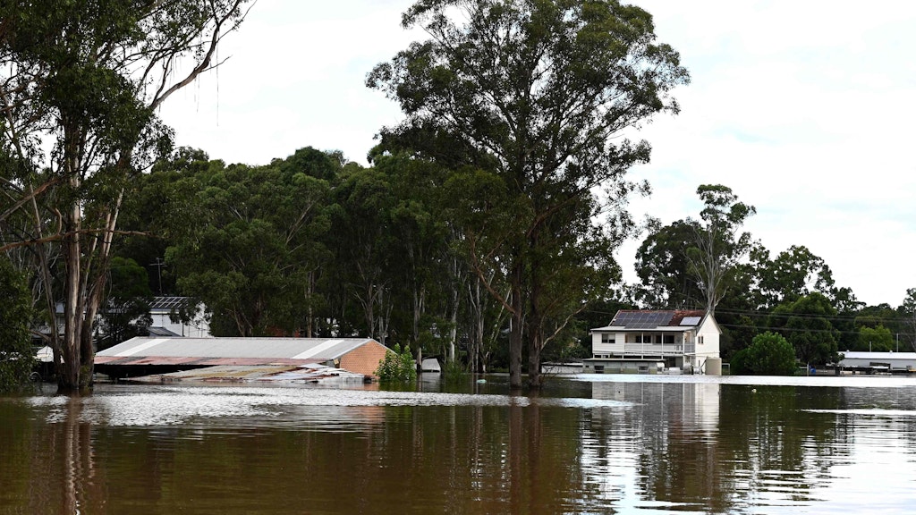 Ein Haus steht komplett unter Wasser, nachdem der Fluss Hawkesbury in einem Vorort von Sydney über die Ufer getreten ist.