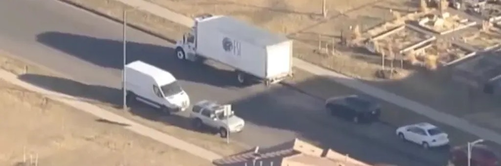 Die Polizei fahndet nach Unbekannten, die in einer noblen Nachbarschaft in Denver (US-Bundesstaat Colorado) am helllichten Tag in einen LKW eingebrochen und eine Kühlbox gestohlen hatten.