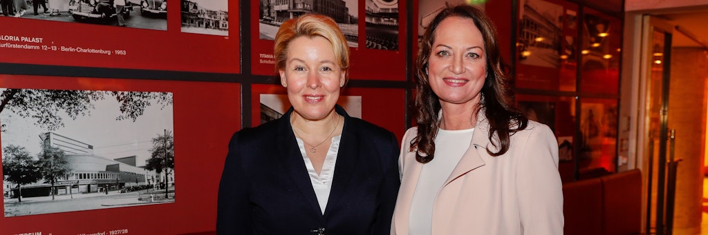 Franziska Giffey (l.) und Natalia Wörner kommen zum Special-Screening des Dokumentartfilm „A Women's Story“ in der Astor Film Lounge.