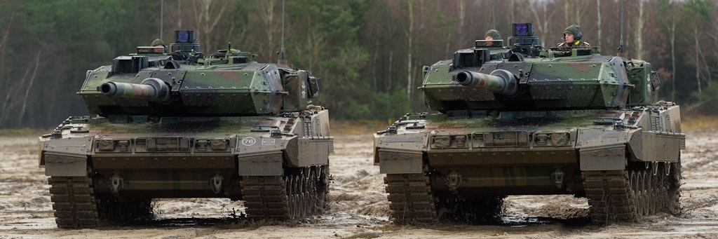 Kampfpanzer der Bundeswehr vom Typ Leopard 2 A7V fahren über den Truppenübungsplatz.