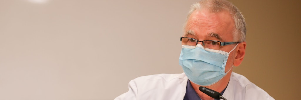 Thomas Grünewald, Infektiologe vom Klinikum Chemnitz, spricht in einer Pressekonferenz.