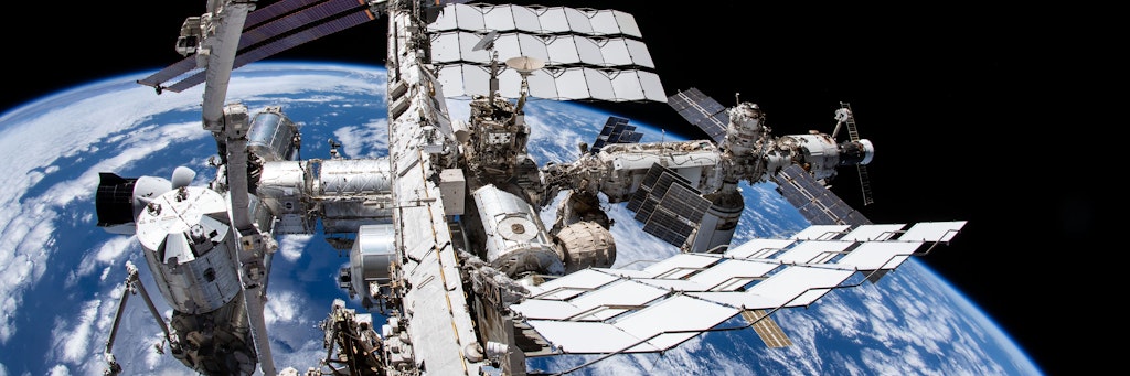 Eine Aufnahme aus der Kamera des Nasa-Astronauten Thomas Marshburn zeigt die Internationale Raumstation (ISS) und die Erde darunter.