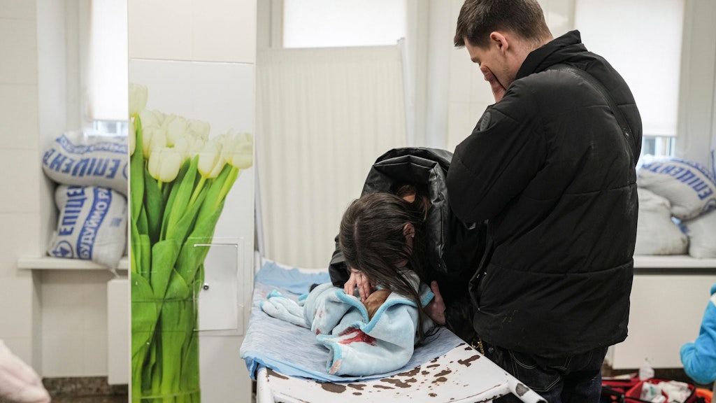 Die Mutter bricht über dem Leichnam Kyrylos zusammen, der Vater hat die Hand vors Gesicht geschlagen.