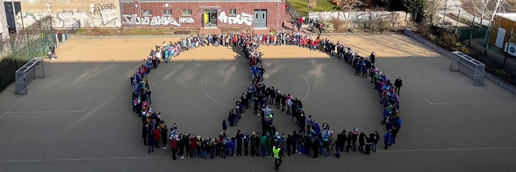 Elizabeth-Shaw-Grundschule – ein Peace-Zeichen auf dem Schulhof.