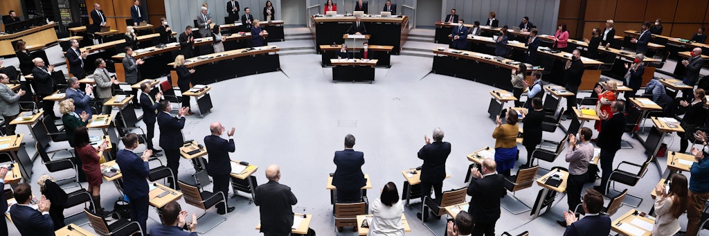 Stehend applaudierten die Berliner Abgeordneten dem ukrainischen Botschafter Andrij Melnyk