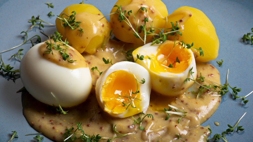Zu den Senfeiern passen Kartoffeln.