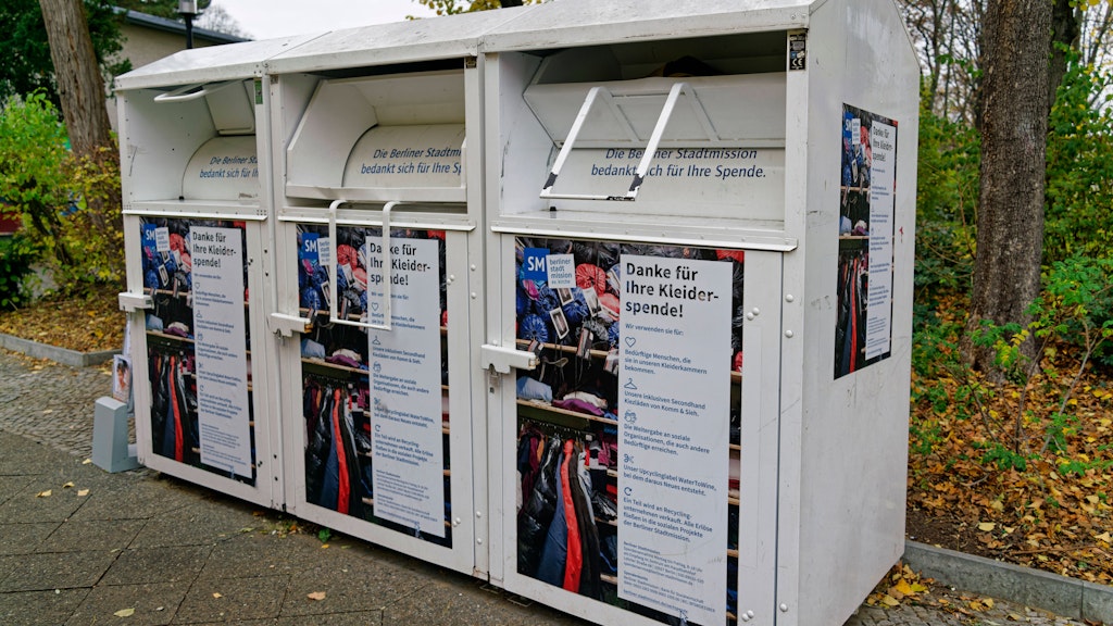Die Altkleider-Container der Berliner Stadtmission stehen direkt vor dem Gebäude.