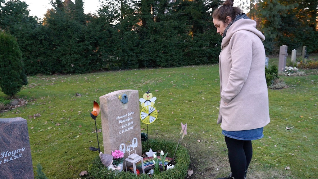 Andrea Warnken steht am Grab ihres verstorbenen Sohnes. Hannes wurde nur 16 Wochen und sechs Tage alt.