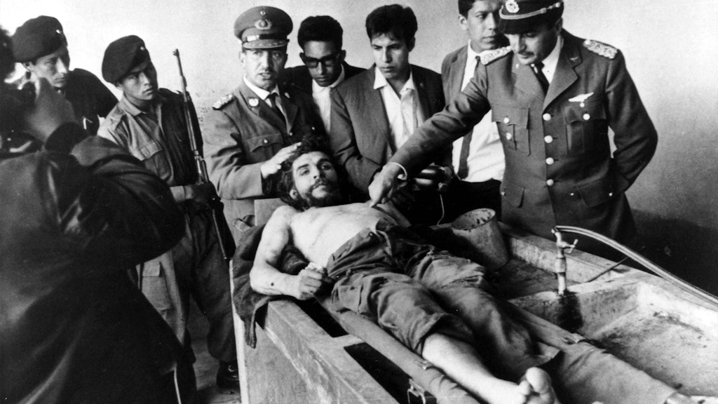 Das bolivianische Militär steht neben dem Leichnam von Ernesto „Che“ Guevara.
