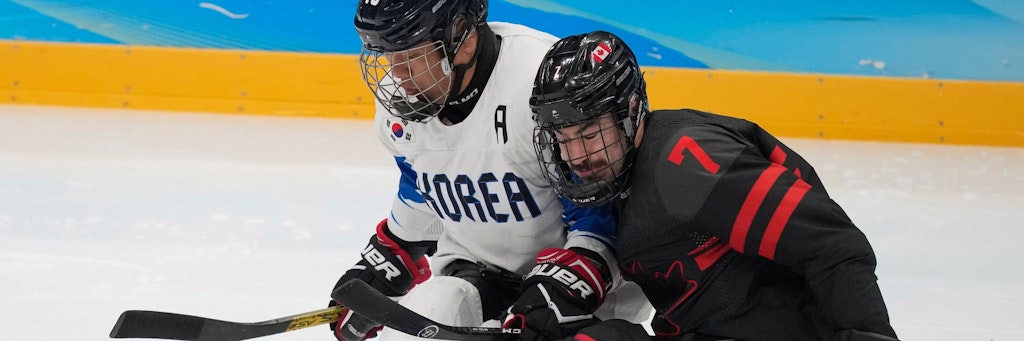 Kanadas Zach Lavin (r.) im Zweikampf beim Paralympics-Halbfinale gegen Südkorea.