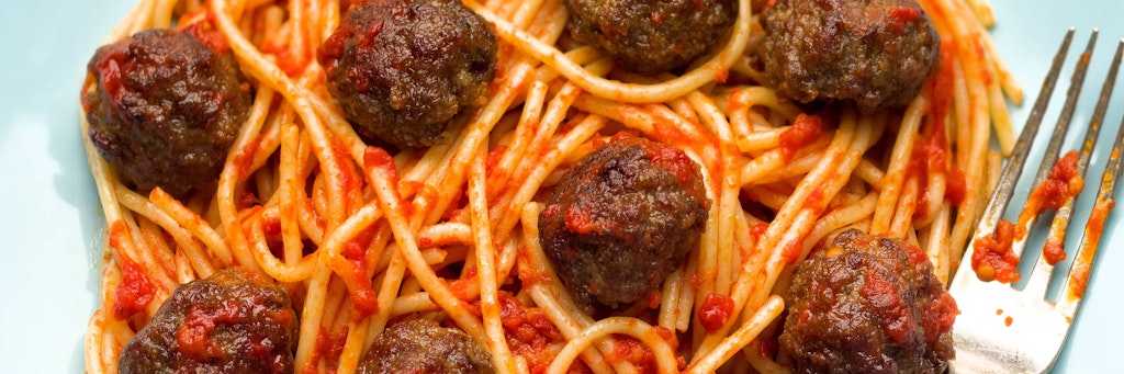 Spaghetti mit Fleischbällchen sind köstlich, leicht zu kochen und schmecken der ganzen Familie!