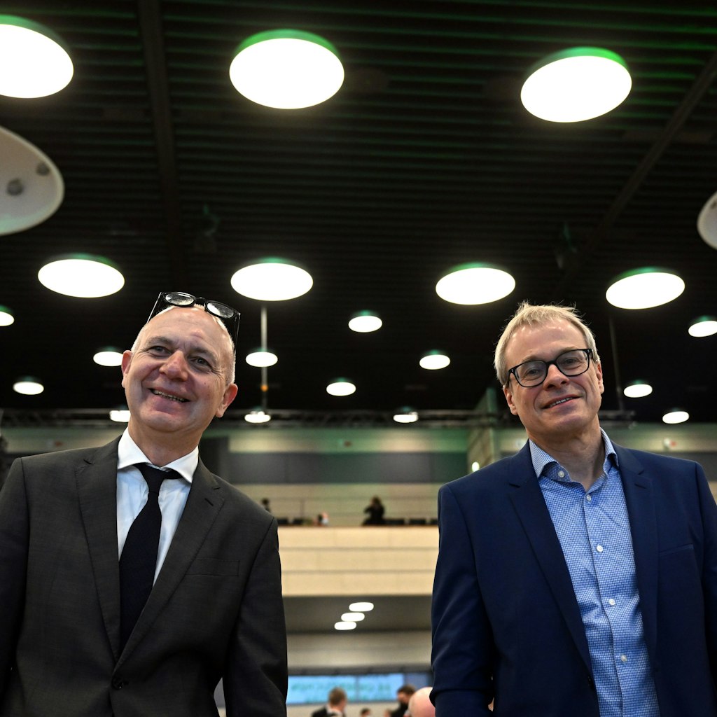 Bernd Neuendorf (l.) setzte sich souverän gegen den zweiten Kandidaten Peter Peters durch.