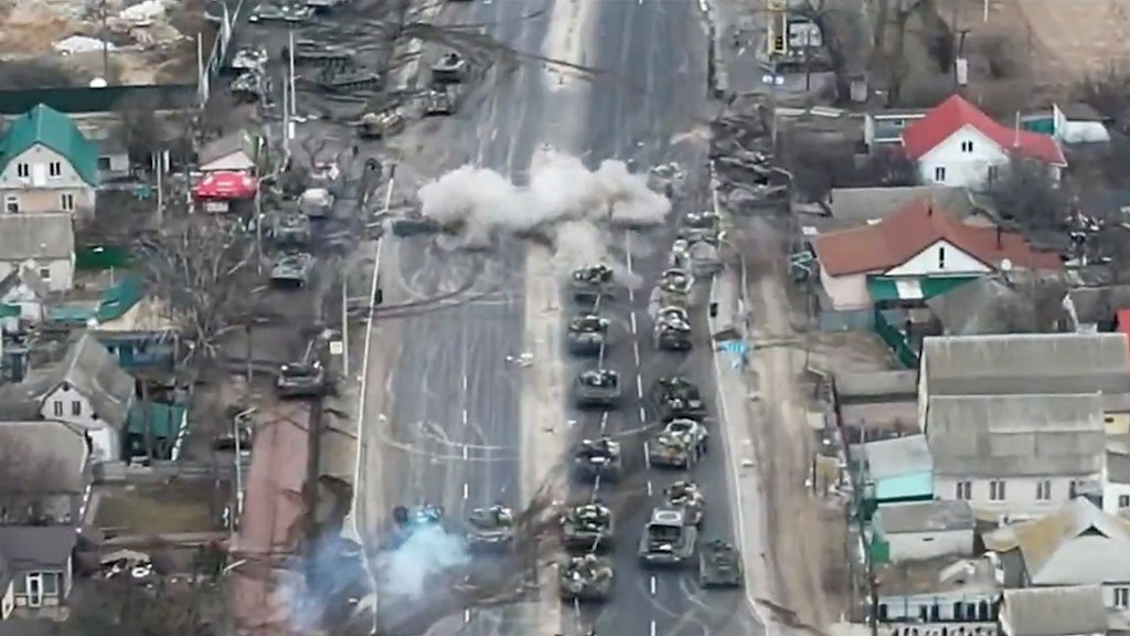 Dieses von der ukrainischen Armee veröffentlichte Foto zeigt einen Angriff auf eine russische Panzerkolonne in einem Vorort von Kiew.