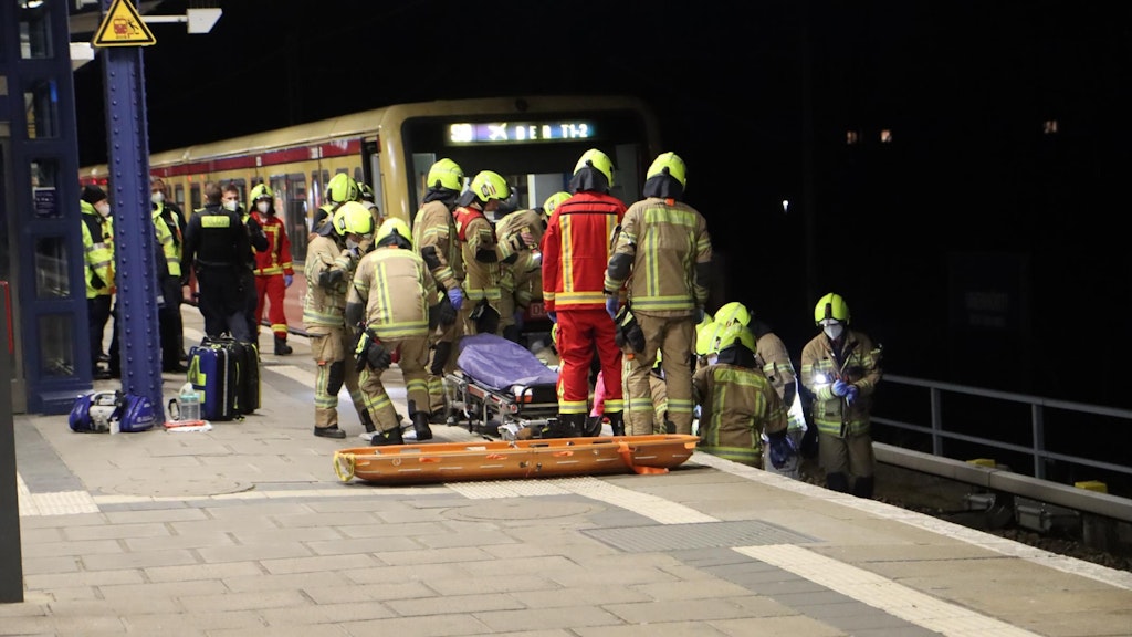 Die S-Bahn wurde mit Muskelkraft vorwärtsgeschoben, der Mann kann von den Gleisen geborgen werden.