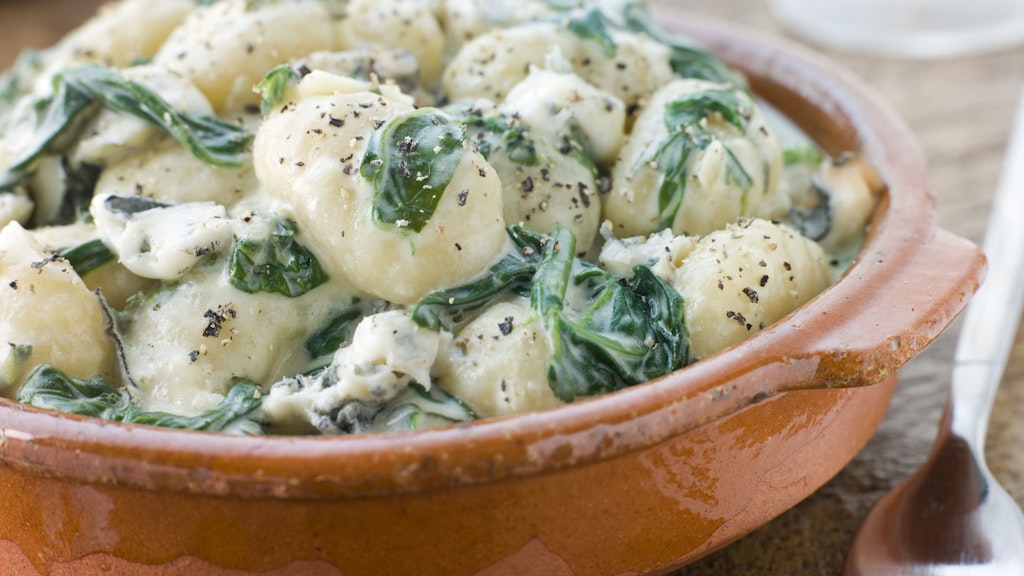 Natürlich können Sie für den leckeren Auflauf mit Spinat und Gorgonzola auch Gnocchi nehmen.