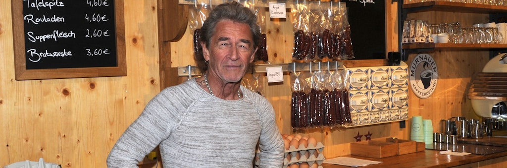 Peter Maffay steht im Hofladen auf Gut Dietlhofen (Tabalugahaus). Hier hat der Sänger übers eine Stiftung 20 Frauen und Kinder aufgenommen.