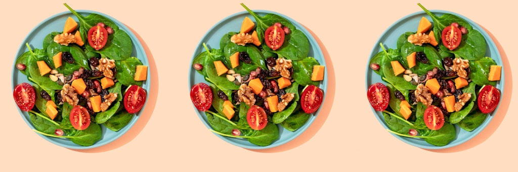 Lecker und leicht: Ein Salat mit Spinat und Tomaten.