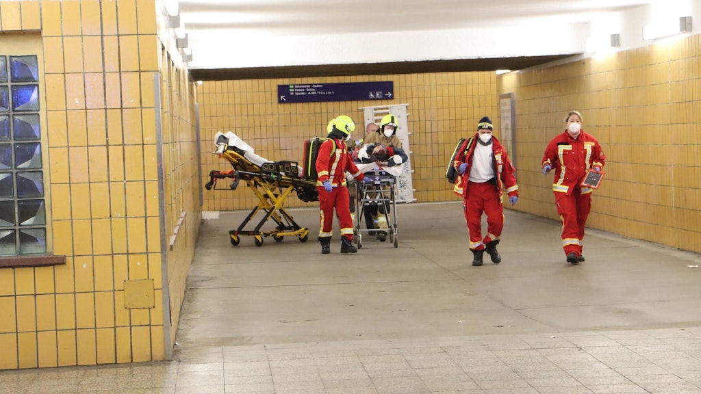 Der Gerettete wird von Sanitätern zum Rettungswagen gebracht.