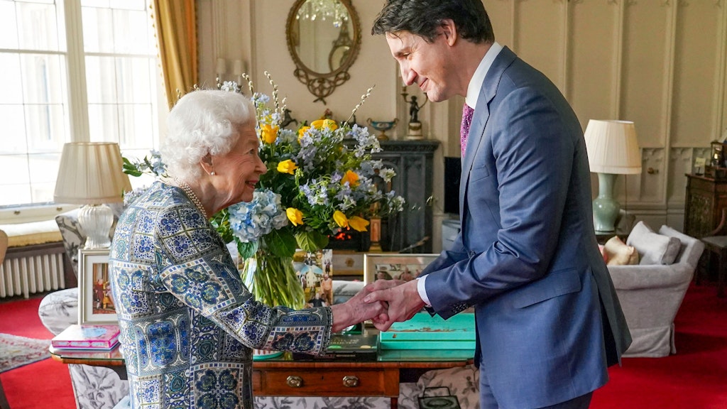 Königin Elizabeth II. (l) empfängt den kanadischen Premier Justin Trudeau auf Schloss Windsor.