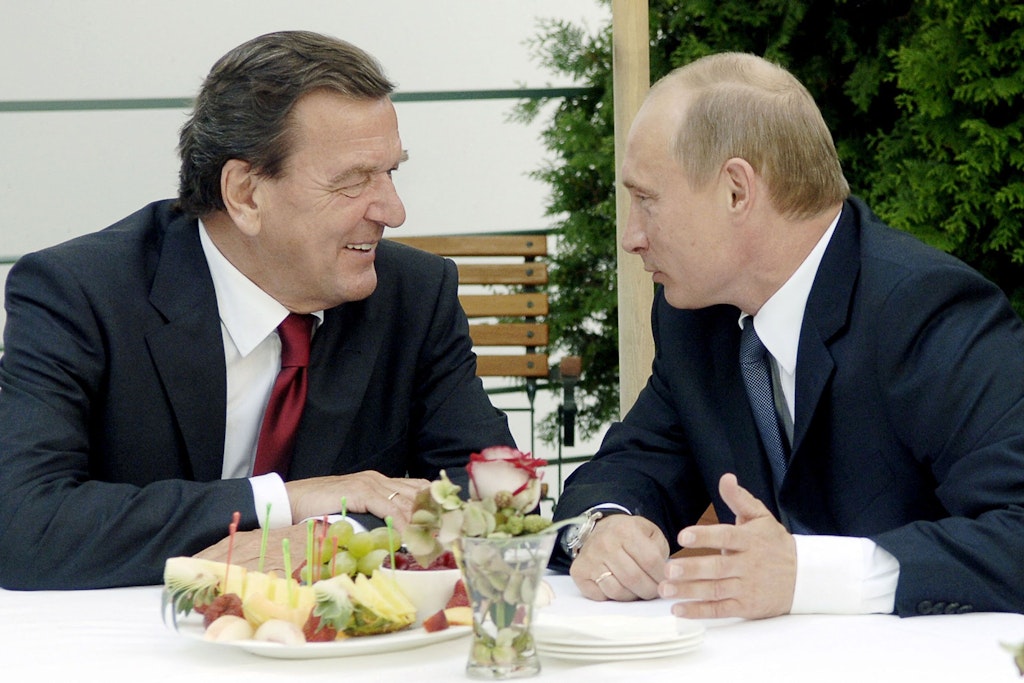 Der damalige Bundeskanzler Gerhard Schröder (SPD) im Jahr 2005 mit Russlands Präsident Wladimir Putin.