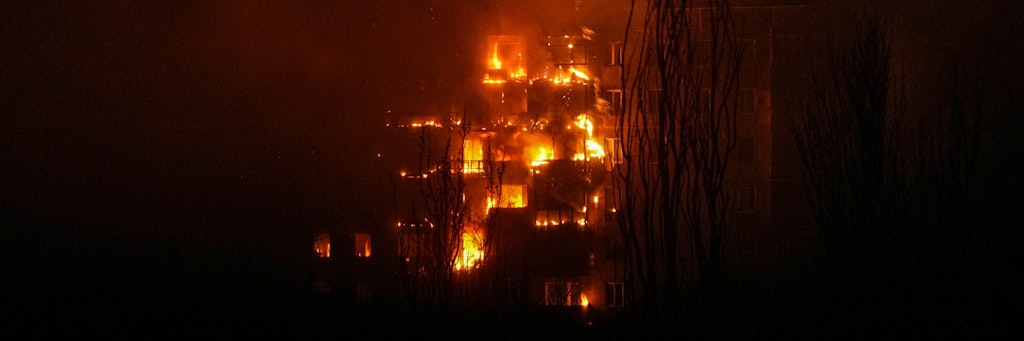 Ein Wohnhaus in Mariupol brennt nach dem Einschlag einer Rakete.