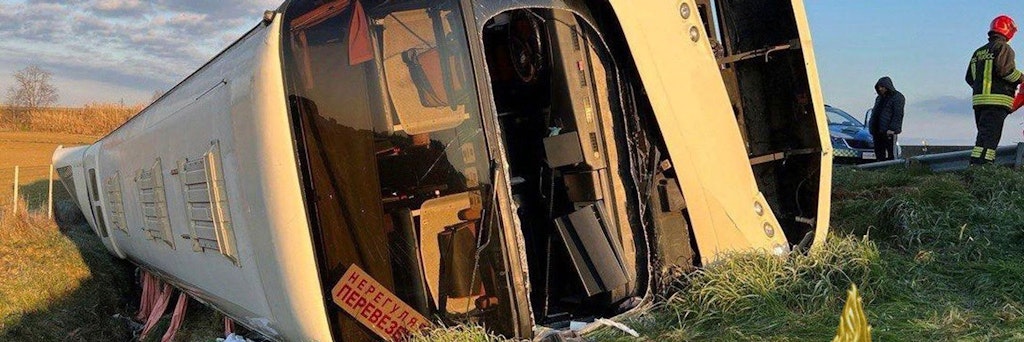 Verunglückter Bus in Italien. Mindestens eine Frau starb bei dem Unfall.