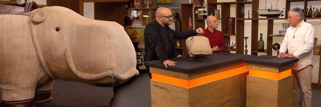 Dieses süße Nilpferd aus der DDR kam jetzt bei Bares für Rares unter den Hammer. Rechts: Moderator Horst Lichter, Spielzeug-Experte Sven Deutschmanek und Kandidat Norbert Schumann bei der Expertise.