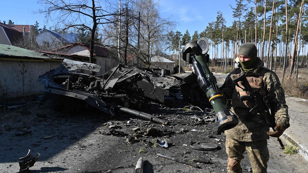 Ukrainischer Soldat bei Kiew. Nahe der Hauptstadt kam es laut ukrainischer Armee zu heftigen Kämpfen.