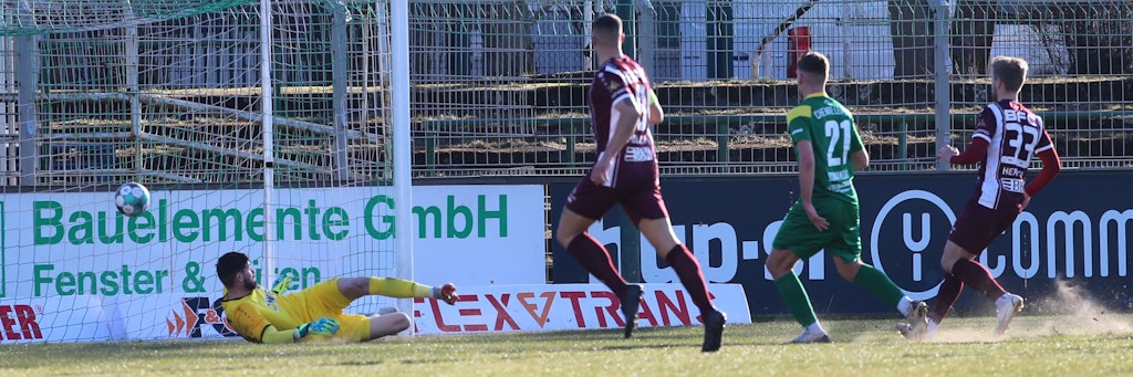 Nicht gut für den BFC Dynamo: Staubtrocken erzielt Chemie Leipzigs Anes Osmanoski die Führung für die Gastgeber.