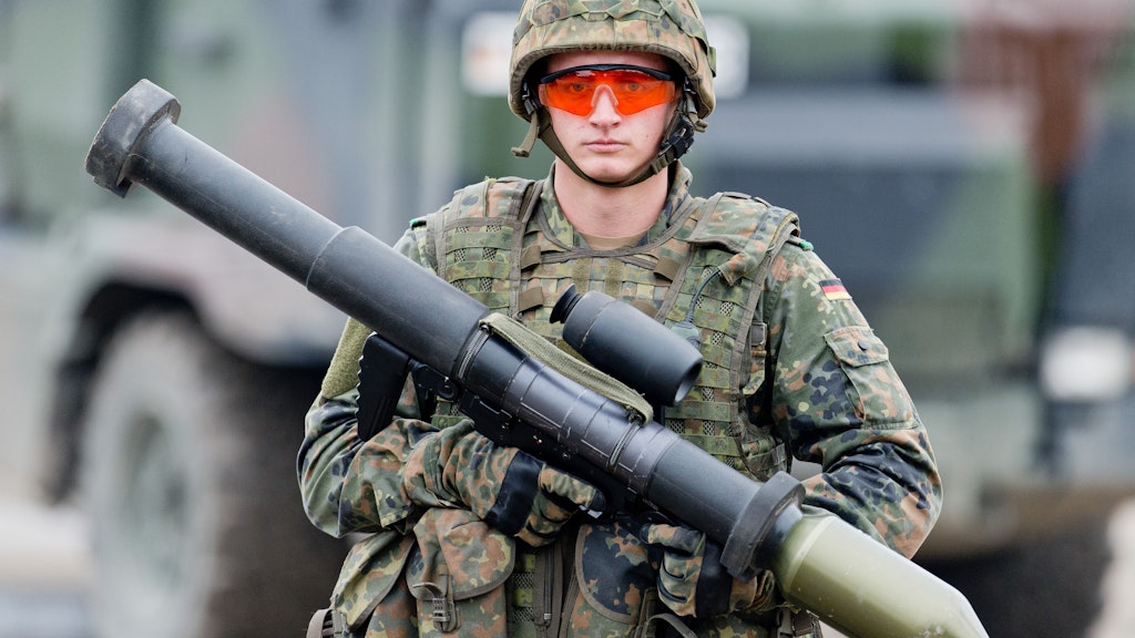 Ein Soldat hält auf dem Truppenübungsplatz Munster eine Panzerfaust 3 in der Hand.