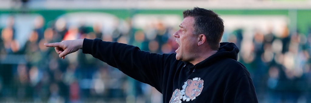 BFC-Trainer Christian Benbennek macht sich beim 1:1 bei Chemie Leipzig im Alfred-Kunze-Sportpark lautstark bemerkbar.