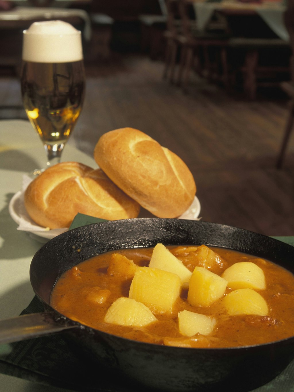 In Österreich wird das Erdäpfelgulasch gerne in der Pfanne serviert.