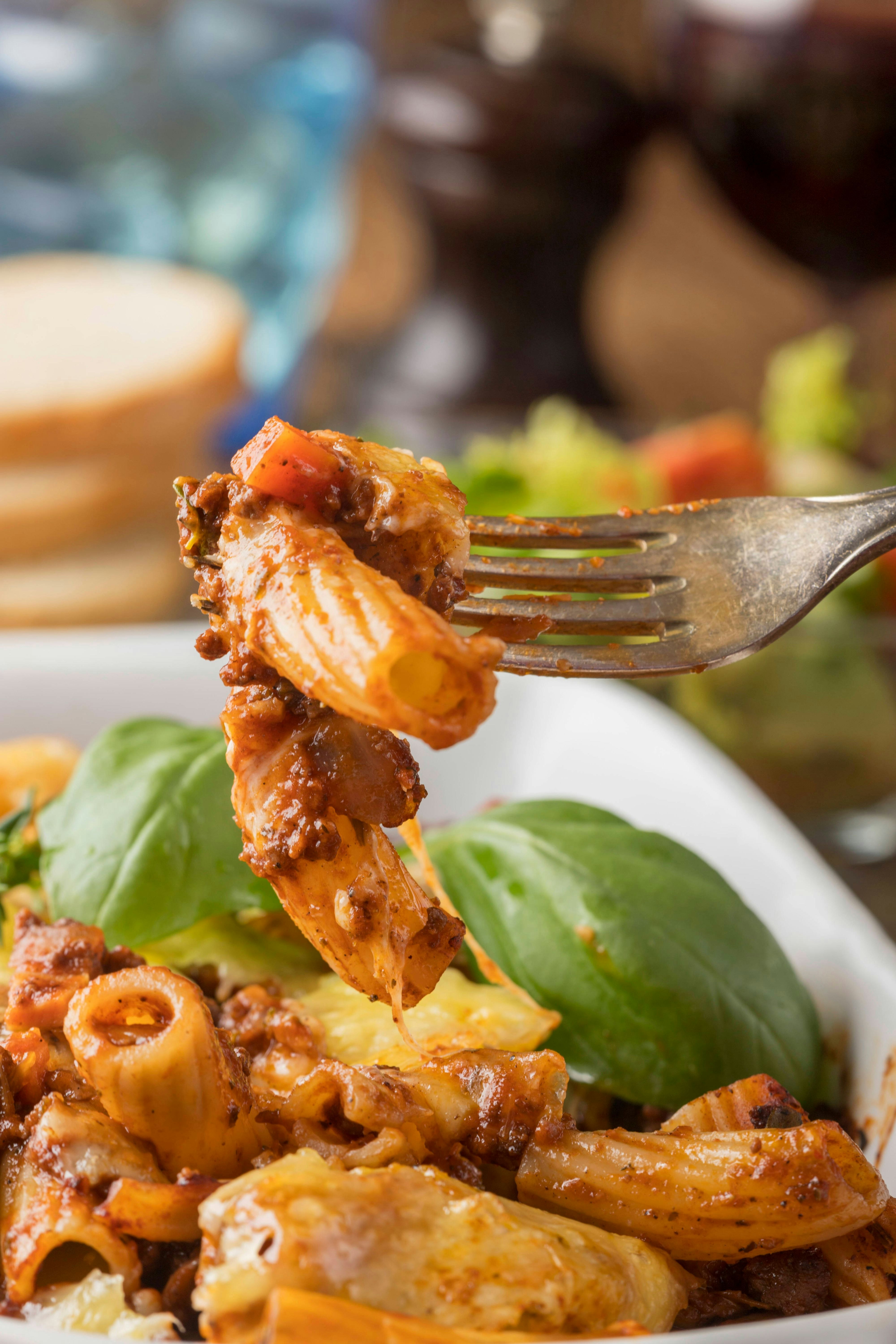 Nudelauflauf mit Hack, Tomaten und Mozzarella: Mit diesem Rezept ...