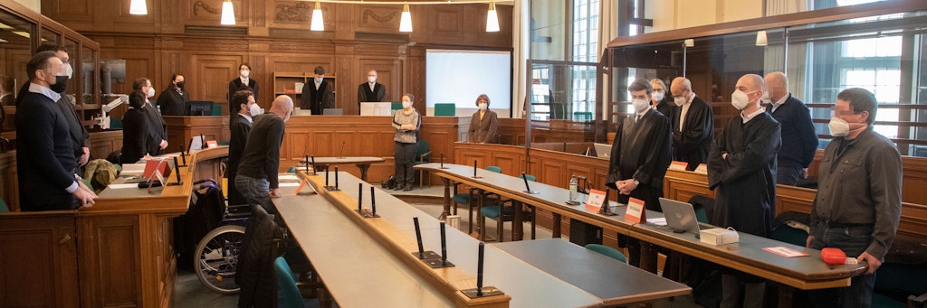 Fünf Angeklagte und viele Anwälte: Gestern begann der Prozess gegen den Ex-Logistik-Chef von Springer und seine Kumpane.