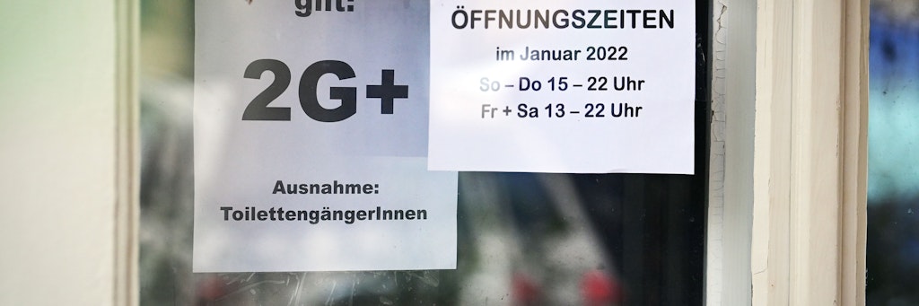 Fenster eines Restaurants in der Potsdamer Innenstadt: Vorerst bleibt es bei Corona-Beschränkungen.